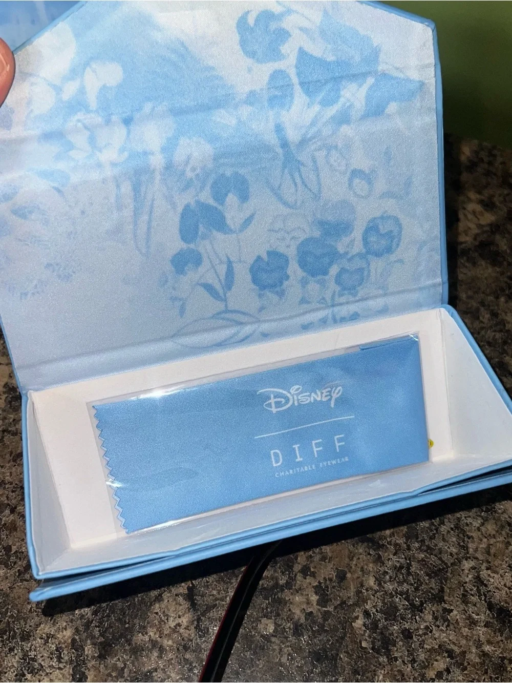 Diff BNIB Disney The Queen of Hearts frame Alice in Wonderland Sunglasses.